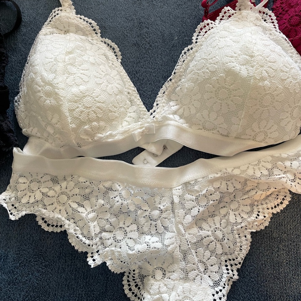 4 lot set bra and underwear never worn - Picture 3 of 4